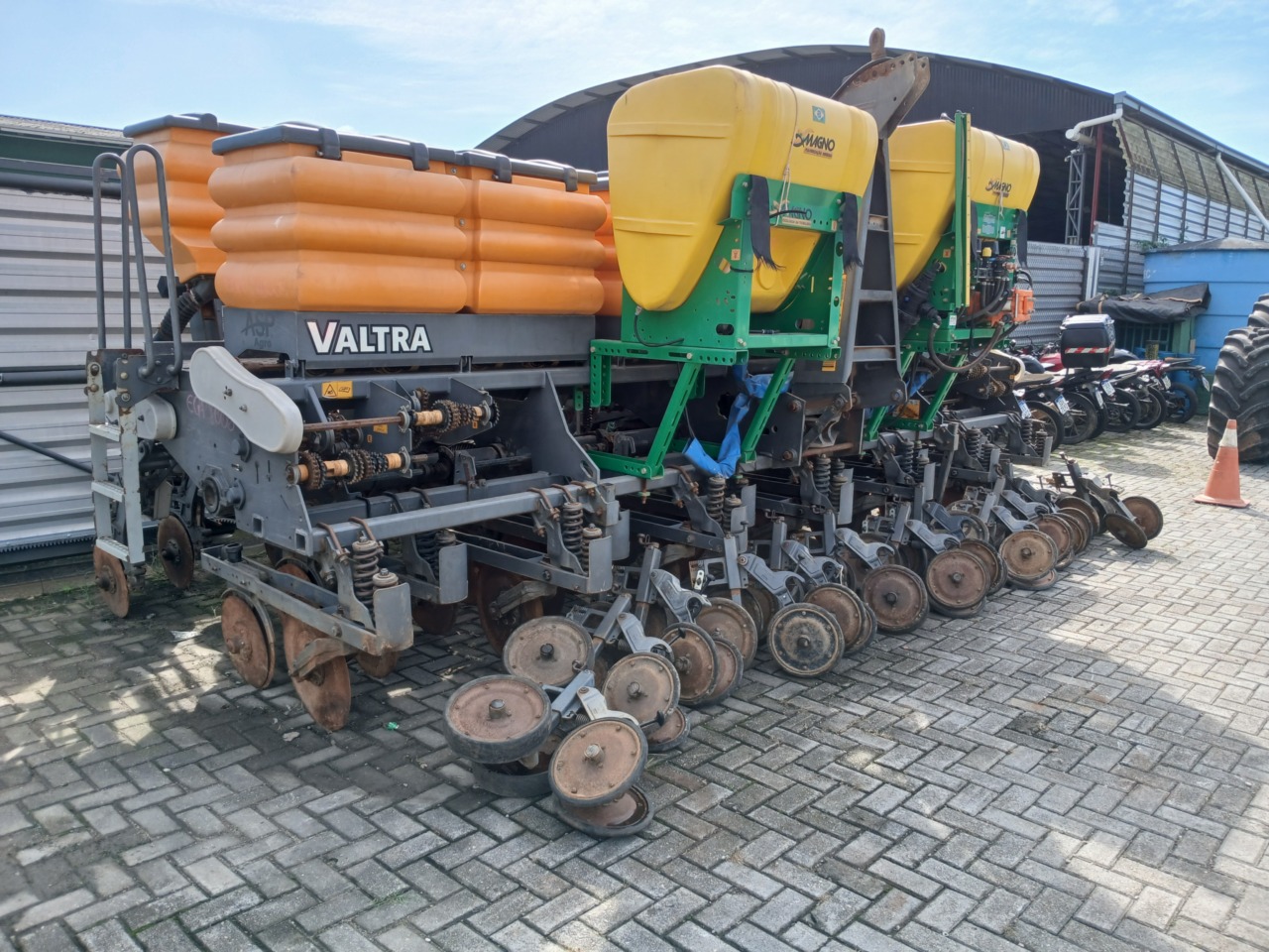 VALTRA/01 - PLANTADORA VALTRA HITECH MONOBLOCO – B1307 – 13 LINHAS — foto 7 de 8
